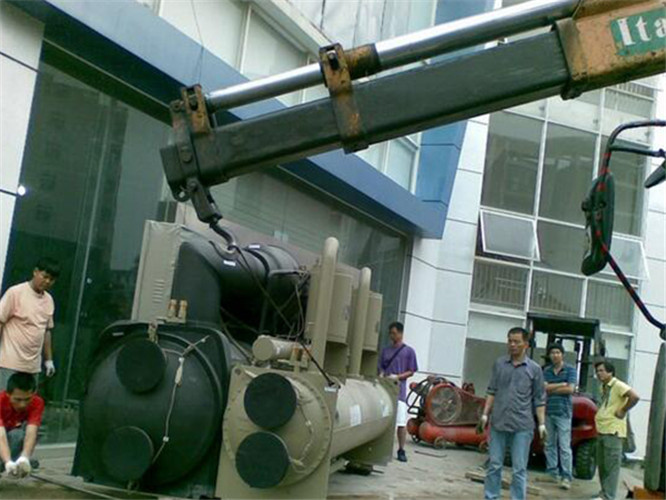 金台区随车吊和汽车吊的核心区别是什么？哪种更省钱？